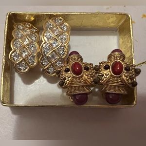 2 pairs of clip on earrings